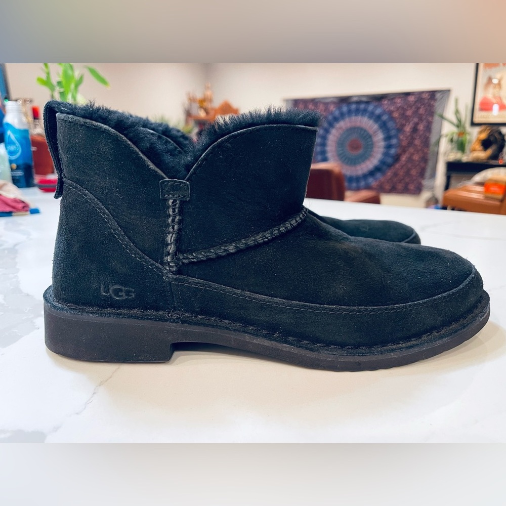 Authentic UGG Melrose Classic Ankle Booties NWOB Size 10 Black
